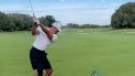 En el video, de apenas tres segundos, se observa a Tiger Woods en un campo de golf golpeando una pelota junto a un cubo de bolas medio lleno. En el video, de apenas tres segundos, se observa a Tiger Woods en un campo de golf golpeando una pelota junto a un cubo de bolas medio lleno.