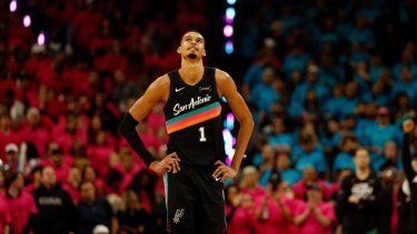 Victor Wembanyama, de los Spurs de San Antonio, mira el reloj durante los minutos finales de un partido contra los Trail Blazers de Portland en el Frost Bank Center, el 19 de abril de 2026 en San Antonio, Texas.&nbsp;