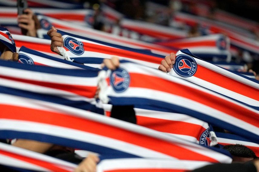 Aficionados del Paris Saint-Germain (PSG) sostienen bufandas antes del encuentro de la Liga de Campeones ante el Arsenal el martes primero de octubre del 2024.&nbsp;