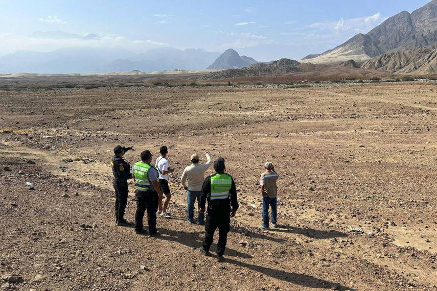 Esta imagen, distribuida por el Ministerio de Cultura de La Libertad, Perú, el 15 de junio de 2026, muestra a policías y especialistas cerca del geoglifo prehispánico, de más de 1.000 años de antigüedad, conocido como la Triple Espiral, ubicado en el distrito de Laredo, en la región de La Libertad, a unos 560 km al norte de Lima.