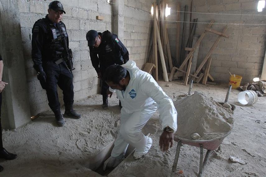 Un investigador inspecciona el interior del túnel por el que escapó el narcotraficante Joaquín El Chapo Guzmán. (EFE)