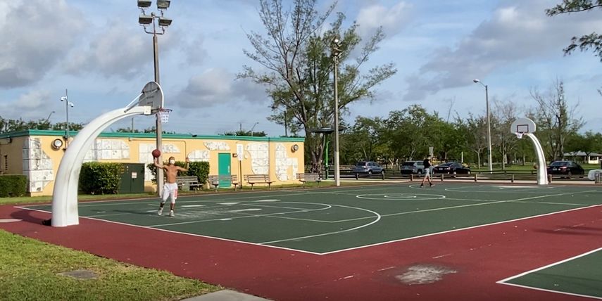 En el Tropical Park, uno de los parques más amplios para el disfrute de los residentes en el suroeste de Miami-Dade, en las primeras horas del día se vieron algunas personas realizando actividades atléticas.