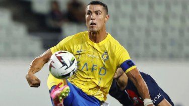 Cristiano Ronaldo, delantero de Al Nassr, controla el balón en el partido amistoso contra el París Saint-Germain, el martes 25 de julio de 2023, en Osaka, Japón.