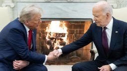 El presidente electo Donald J. Trump estrecha la mano de presidente en funciones Joe Biden en la Casa Blanca.