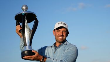 El sudafricano Charles Schwartzel sostiene el trofeo de la primera edición del LIV Golf Invitational, el sábado 11 de junio de 2022, en St. Albans, Inglaterra&nbsp;