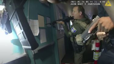 Policías al momento de irrumpir en el depósito de trenes de la Autoridad de Transporte del Valle Santa Clara donde había estallado un tiroteo, el 26 de mayo del 2021, en San José, California. Foto tomada de la cámara corporal de un policía.&nbsp;