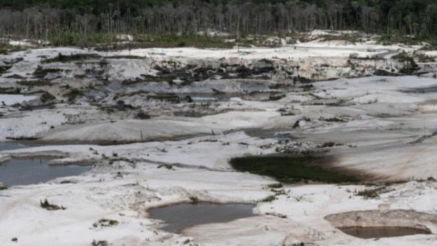 En Venezuela, militares de la Fuerza Armada Nacional Bolivariana (FANB) y mineros ilegales chocaron durante un desalojo de la Parque Nacional Yapacana /AFP