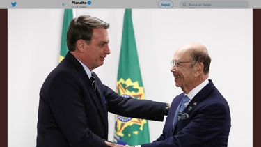 El presidente brasileño, Jair Bolsonaro, saluda al secretario de Comercio de EEUU, Wilbur L. Ross, en el Palacio de Planalto el 31JUL19.