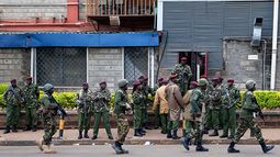 El ejército y la policía de Kenia toma posiciones en las afueras del centro comercial de Nairobi, donde continúan atrincherados los extremistas islámicos con varios rehenes. (Foto AP/Sayyid Azim)