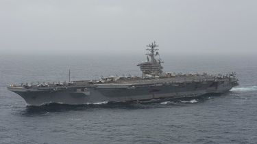 En una imagen difundida por la Marina de Guerra de Estados Unidos, el portaaviones USS Nimitz transita por el Mar Arábigo el 17 de agosto de 2020