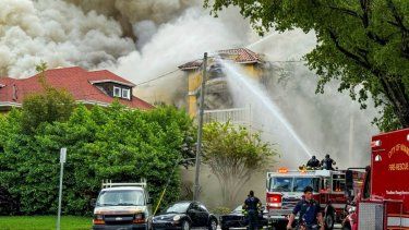 Bomberos y policías de Miami trabajan extinguiendo un incendio en el edificio de departamentos Temple Court Apartments, el lunes 10 de junio de 2024 en Miami.
