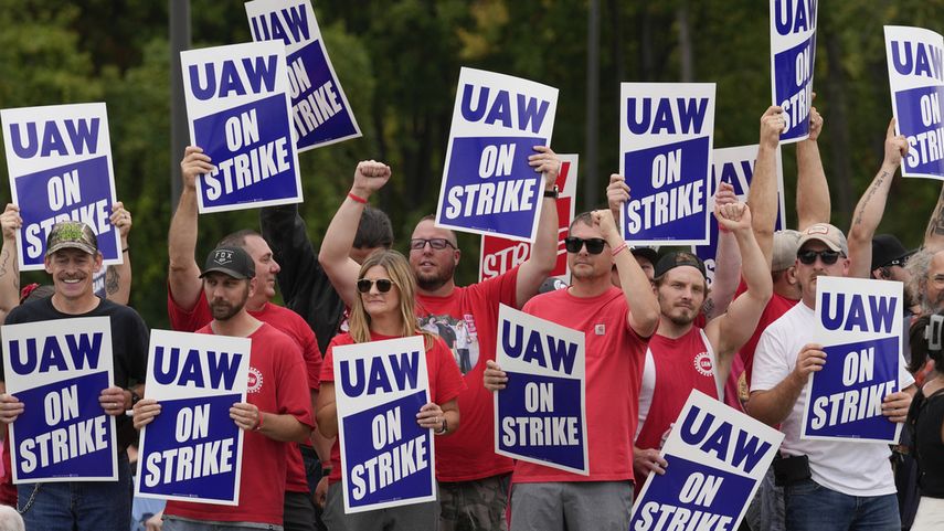 Miembros del sincato United Auto Workers durante la huelga en fábricas de General Motors, Ford y Stellantis.