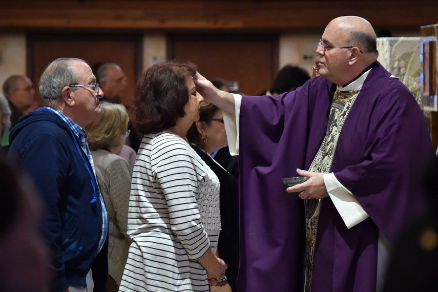 La celebración de los fieles católicos en Miami. (FOTO ÁLVARO MATA/ DLA)