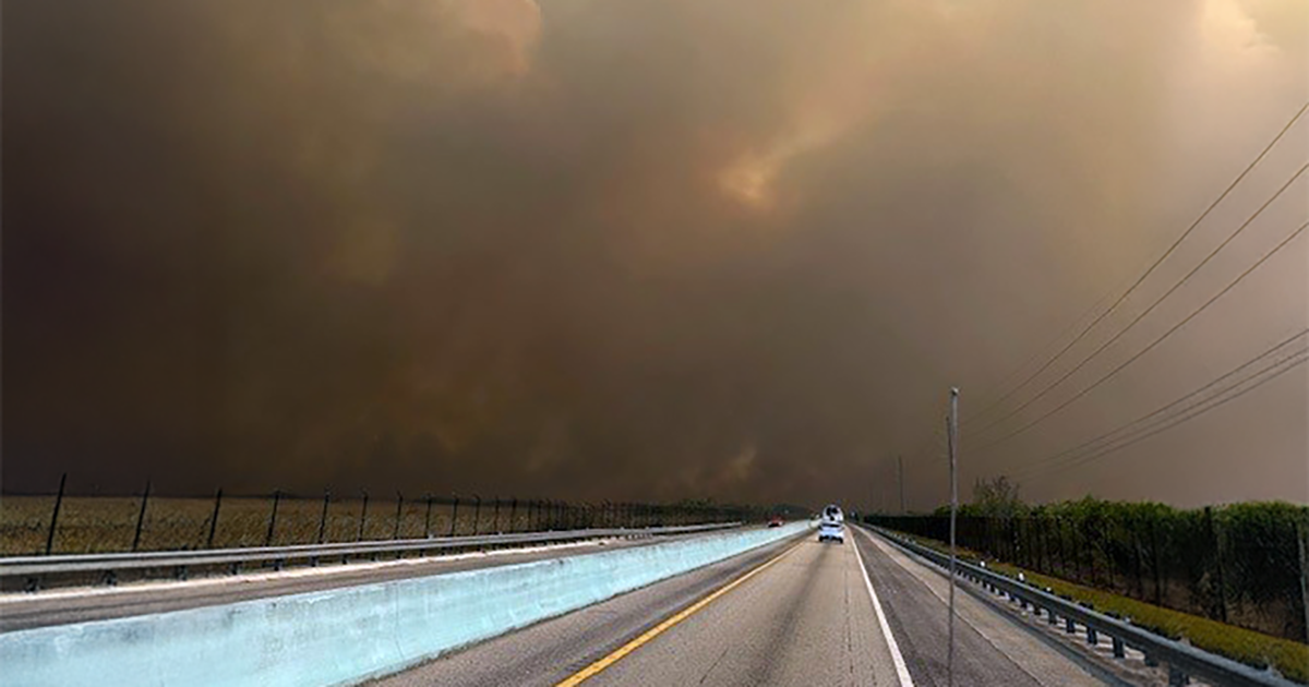 Incendio forestal causa cierre de acceso a los Cayos de Florida y consume miles de acres
