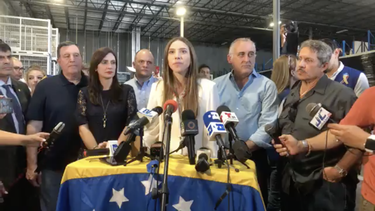 La primera dama durante una rueda de prensa en el centro de acopio de ayuda humanitaria en Doral.&nbsp;