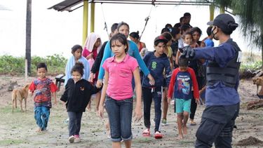 El Gobierno de Trinidad y Tobago, aliado de la dictadura de Nicolás Maduro, en una decisión muy criticada, lanzó el domingo al mar a 16 menores, entre ellos un bebé de cuatro meses, y a nueve mujeres que habían entrado ilegalmente a ese país.