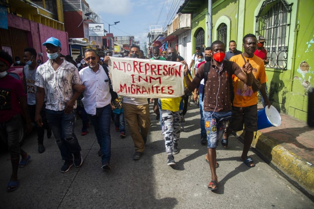 Migrantes haitianos y centroamericanos marchan hacia la Estación Migratoria Siglo XXI en Tapachula, Chiapas, México, el 15 de septiembre de 2021. Migrantes haitianos y centroamericanos marchan hacia la Estación Migratoria Siglo XXI en Tapachula, Chiapas, México, el 15 de septiembre de 2021.