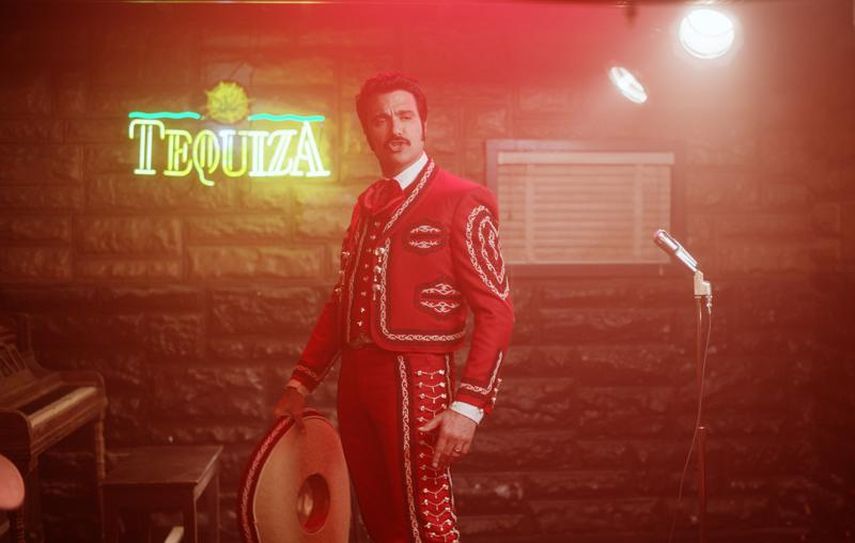 En esta imagen proporcionada por Caracol Televisión, Jaime Camil en una escena de la serie El Rey, Vicente Fernández. La serie se estrena en Netflix el 14 de septiembre de 2022.