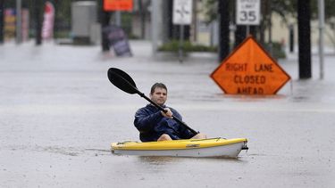 Un hombre atraviesa en canoa una carretera inundada en Spring, en el norte de Houston, en el estado de Texas, este 29 de agosto de 2017.