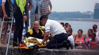 Rescatan con vida a un niño que se habría caído al mar desde el Malecón de La Habana este 31 de mayo de 2018.