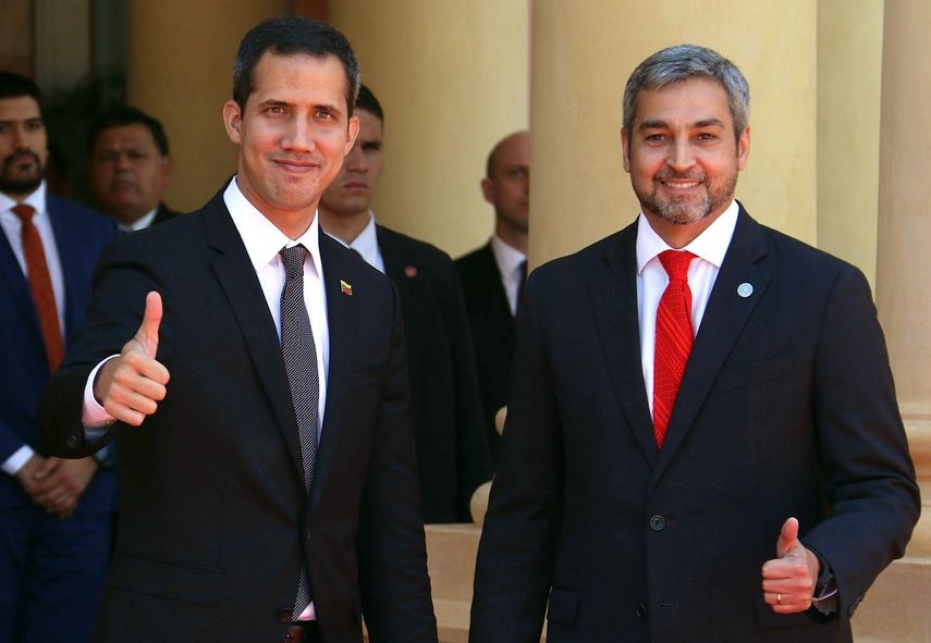 El presidente paraguayo, Mario Abdo Benítez (d), recibe al líder del Parlamento venezolano, y presidente encargado de Venezuela Juan Guaidó.&nbsp;