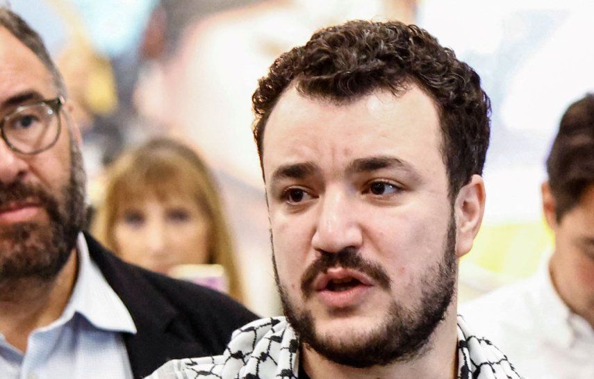 El cabecilla propalestino que dirigió las protestas en la Universidad de Columbia, Mahmoud Khalil, habla con la prensa al llegar al aeropuerto de Newark en Newark, Nueva Jersey, el 21 de junio de 2025.