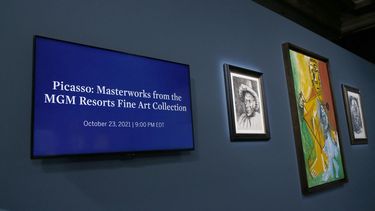 Las obras Pierrot, Homme et enfant y Tete dhomme de Pablo Picasso se exhiben durante la subasta de Sothebys Picasso: Obras maestras de la colección de bellas artes de MGM Resorts&nbsp;en Bellagio Resort & Casino el 23 de octubre de 2021 en Las Vegas, Nevada.