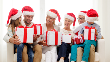 Abrazar y besar. Otro de los rituales más populares en Año Nuevo consiste en abrazar y besar a familiares, afectos y amigos.&nbsp;