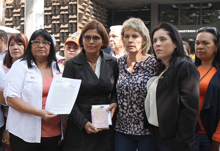 Acompañada por las diputadas, Olivia lozano (Bolívar) y Larissa González (Delta Amacuro), y la concejala metropolitana,  Gladys Castillo, la legisladora por el estado Monagas también exhortó a todas las mujeres y madres de familia que visiten la cárcel