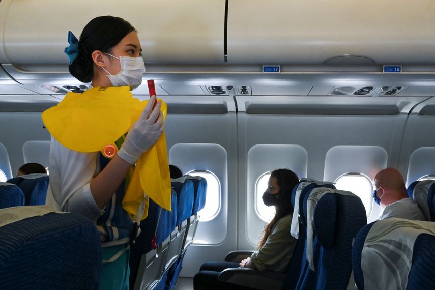 Una aeromosa explica las instrucciones de seguridad antes del despegue.