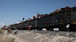 &nbsp; &nbsp; Migrantes, en su mayoría venezolanos y centroamericanos, permanecen varados después de que el tren de mercancías en el que viajaban a Ciudad Juárez se detuviera en el desierto en el municipio de Ahumada, estado de Chihuahua, México, el 29 de septiembre de 2023.