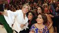 Luz María Doria, María Antonieta Collins, Karla Martínez y Francisca Lachapelle se toman una foto con un grupo de admiradoras durante una de las pasadas ediciones de Poderosas Live.&nbsp;