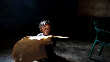 Una niña contempla un mapa de África en un orfanato de niños con&nbsp;VIH&nbsp;en Nairobi (Kenia) hoy, 28 de noviembre de 2018.&nbsp;&nbsp;