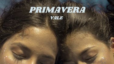 La portada de Primavera el primer sencillo del dúo de hermanas gemelas colombianas Vale, que debutan en la escena de la música latina contando con la admiración de Juanes. 