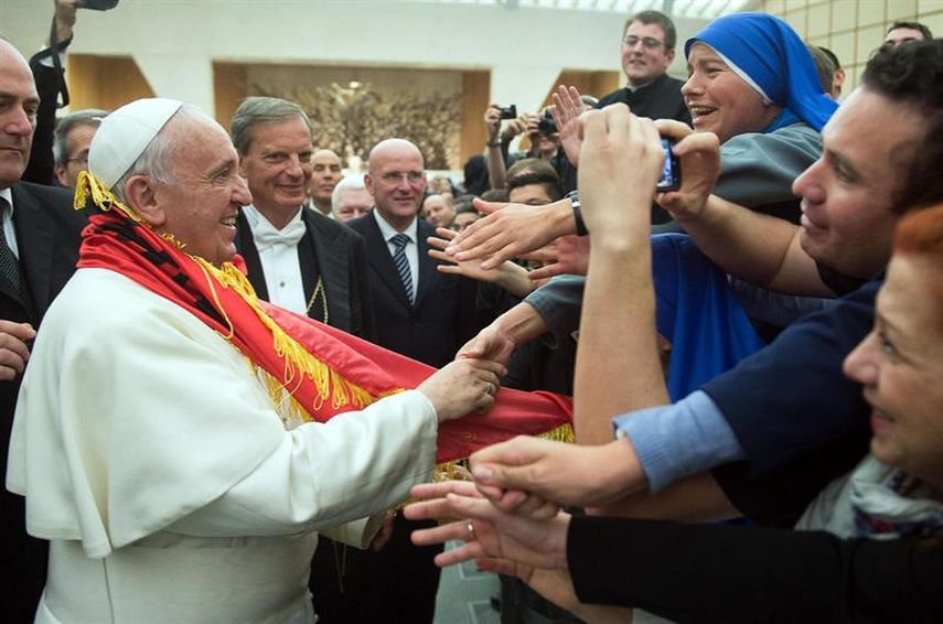 Imagen cedida por el diario vaticano LOsservatore Romano que muestra al papa Francisco (i) saludando a algunos miembros de la Pontificia Universidad Gregoriana, en el Vaticano, el jueves 10 de abril de 2014. (EFE)