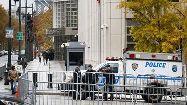 Varios policías montan guardia en el exterior de una corte federal en Brooklyn, Nueva York, donde se celebra el juicio por narcotráfico contra el mexicano Joaquín El&nbsp;Chapo Guzmán Loera.