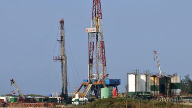 Vista de un pozo de petróleo en la costa norte de la isla de Cuba.
