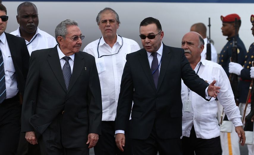 El presidente de Cuba, Raúl Castro (i), llega a Punta Cana, República Dominicana, para participar en la V&nbsp;Cumbre de la Comunidad de Estados Latinoamericanos y Caribeños (Celac) este martes 24 de enero de 2017.