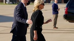 El presidente Joe Biden y la primera dama Jill Biden caminan hacia el avión presidencial en la Base de la Guardia Aérea Nacional en New Castle, Delaware, el domingo 29 de mayo de 2022.