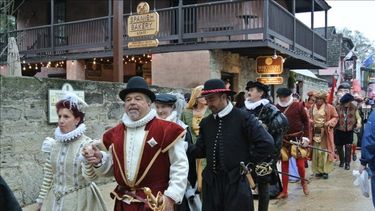 Figurantes vestidos del siglo XVI desfilan por San Agustín para conmemorar a su fundador, Pedro Menéndez de Avilés. (EFE/Archivo)