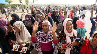 Varias activistas celebran la salida del presidente sudanés, Omar al Bashir, a las puertas del cuartel general del Ejército sudanés.&nbsp;