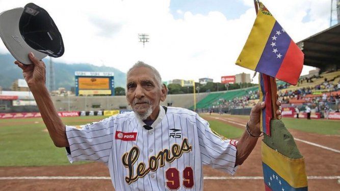 Jesús Chivita Lezama, el fanático número 1 de los Leones del Caracas y más longevo de la Liga Venezolana de Béisbol Profesional. El campeonato 2019-20 de la LVBP se jugó en su nombre cuando cumplió 100 años de edad. Este jueves 11-5-2023 se conoció que falleció en su hogar a los 104.