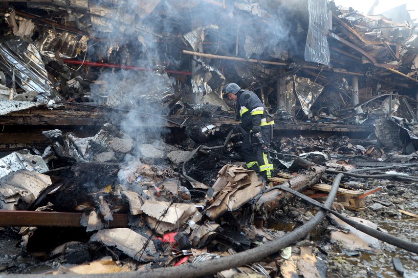 Ayudas de EEUU busca mitigar destrucción y ruinas ha dejado esta guerra que no cesa.