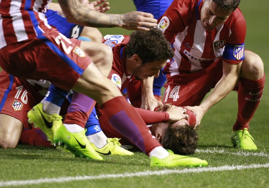 Fernando Torres sufrió un fuerte golpe en un choque aéreo con Álex Bergantiños en el minuto 84 del partido de la vigésimo quinta jornada de la Liga y cayó desplomado e inconsciente sobre el césped.