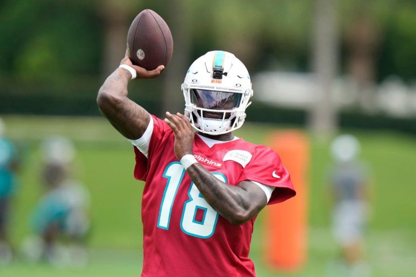 El quarterback de los Dolphins de Miami, Tyler Huntley, lanza un pase durante un entrenamiento, el miércoles 18 de septiembre del 2024.