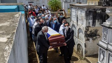 Familiares y amigos asisten al funeral del expresidente de Nicaragua Enrique Bolaños (2002-2007) en el Cementerio Monimbo en Masaya, Nicaragua.