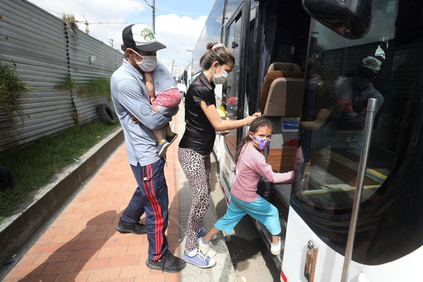 En esta imagen del 30 de abril de 2020, migrantes venezolanos suben a un autob&uacute;s con destino a la frontera venezolana, en medio de la pandemia del nuevo coronavirus, en Bogot&aacute;, Colombia.