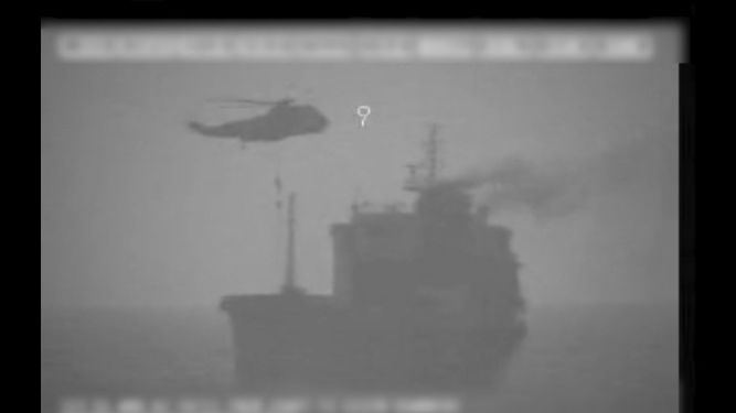 Imagen un video del Comando Central del Ej&eacute;rcito de EEUU, fuerzas iran&iacute;es descienden por una cuerda desde un helic&oacute;ptero al petrolero MV Wila, en el Golfo de Om&aacute;n, ante la costa de Emiratos &Aacute;rabes Unidos, el 12 de agosto de 2020.