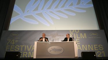 El delegado general del festival de cine de Cannes, Thierry Fremaux (izquierda), y el director francés del festival, Pierre Lescure, asisten a una conferencia de prensa en París, el 3 de junio de 2021, para anunciar la sección oficial del 74&nbsp; Festival de Cine de Cannes, que se celebrará a partir del 6 julio hasta el 17 de julio de 2021.