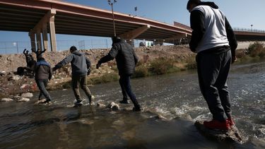 Migrantes cruzan el río Bravo (Grande) hacia la frontera entre México y Estados Unidos, el lunes 19 de diciembre de 2022, en Ciudad Juárez, México.